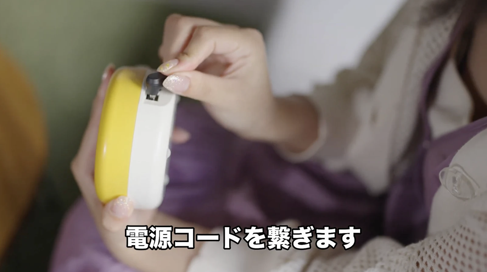 LTE版マゴスピーカーに電源コードを接続する様子