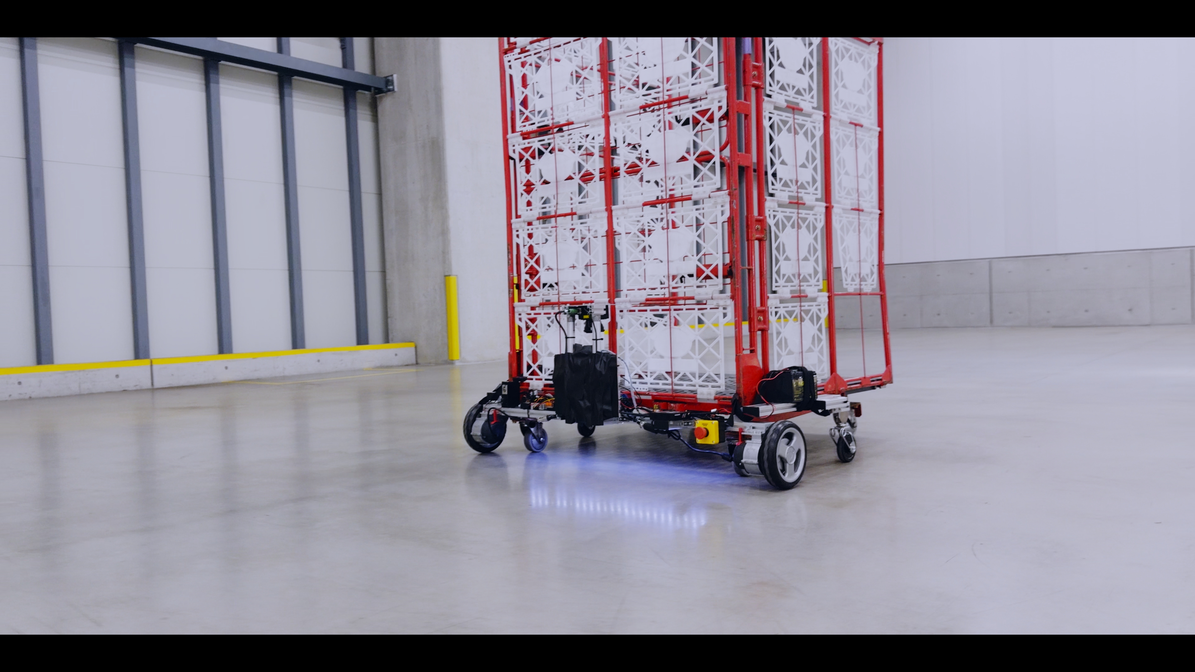 カゴ車を載せて自律走行するNoruno Atlasの後方アングル（クリックで拡大）